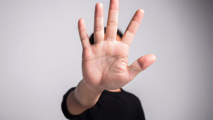 Ablehnung, abwehrende Haltung, Einwand, Vorwand